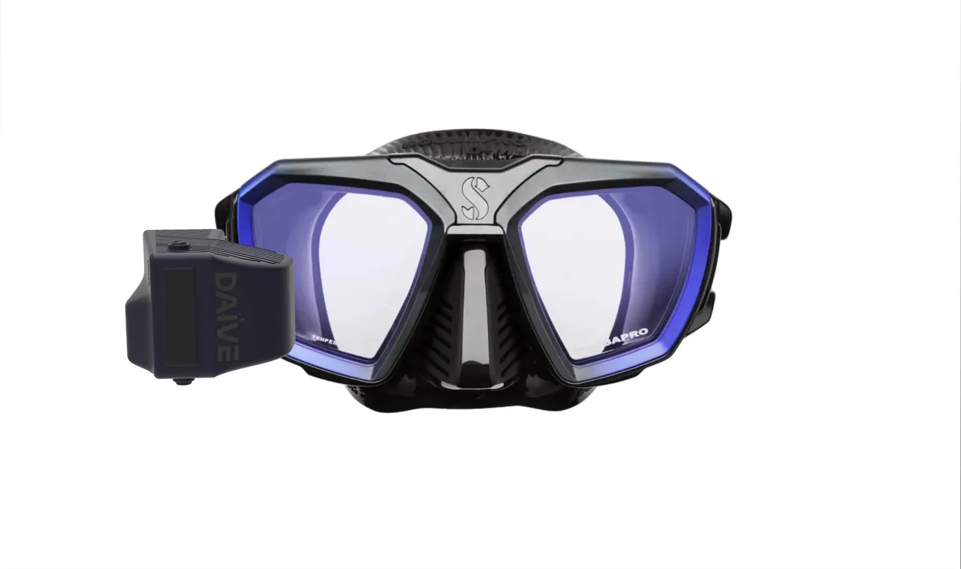 Front view of DAÏVE HUD and mask-specific mount beside a rigid-framed dive mask