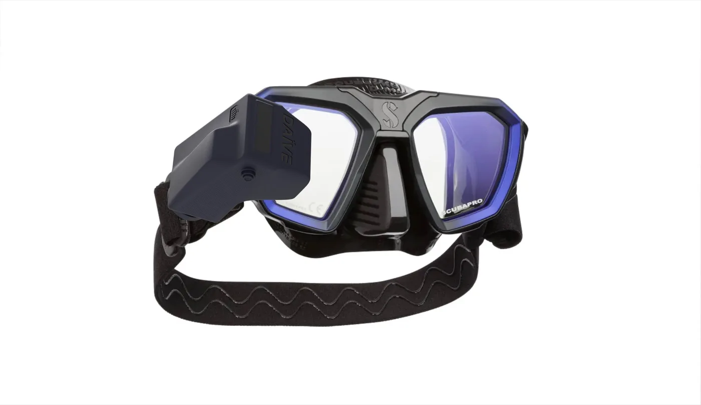 DAÏVE HUD mounted beside a rigid-framed dive mask lens